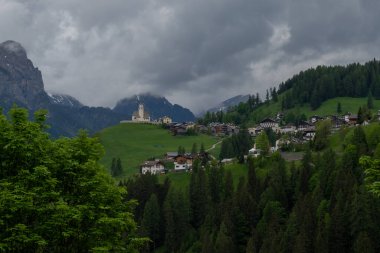 Hilly ve yeşil manzaralı bina. Yüksek kalite fotoğraf