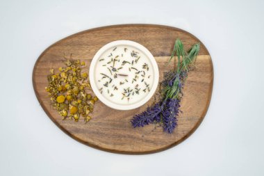 Bu kolleksiyonda kurutulmuş otlar ve rahatlama, sakinlik ve sağlığın desteklenmesi için özel bir krem yer almaktadır.