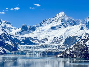Buzul Körfezi Ulusal Parkı 'nın nefes kesen manzarası, karla kaplı tepelerin el değmemiş buzlu suları yansıttığı yer. Alaska 'nın el değmemiş güzelliğinin gerçek bir kanıtı..