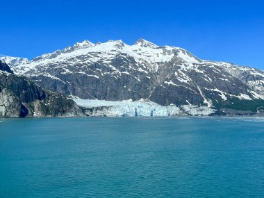 Alaska 'nın nefes kesen manzarası engebeli yabanda, yüksek kar tepeli dağlar, sık yeşil ormanlar ve dik kayalıklar vardı. Macera arayanlar ve doğa severler için mükemmel bir sahne..