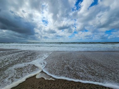 Kumsalda fırtına bulutları