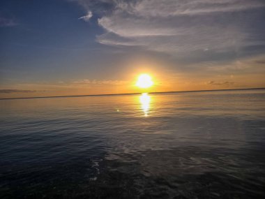 Denizin üzerinde güzel bir gün batımı