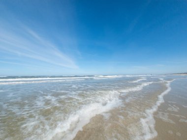 kumsal ve deniz mavi gökyüzü