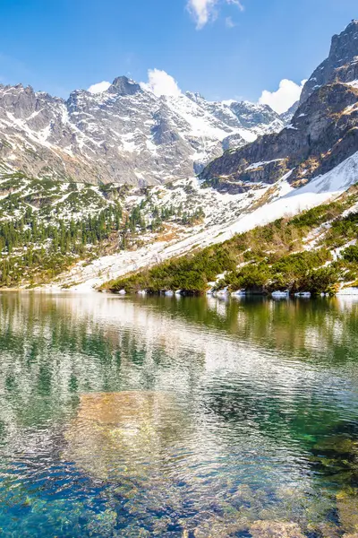 İlkbaharda gölü olan alp manzarası. Dağlarda gezmek için güzel Polonya doğası. mavi gökyüzü