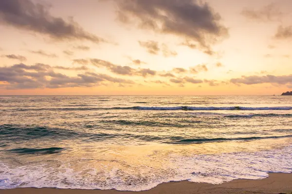 Yazın sahilde gel-git olur. Gökyüzünde turuncu parıltı ve şafak vakti bulutlar. Güneş doğmadan önce güzel bir doğa durumu. Altın saatte dramatik hava. Zen kadife sezon tatili