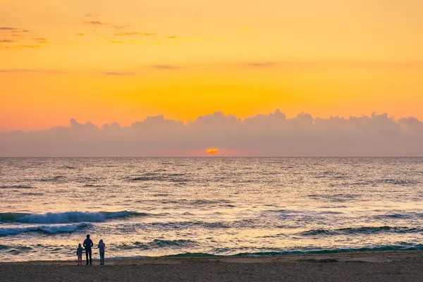Yazın denizde gün doğumu, ufukta güneş ve bulutlar. Tatil ve alacakaranlıkta rahatlama manzarası. dramatik hava
