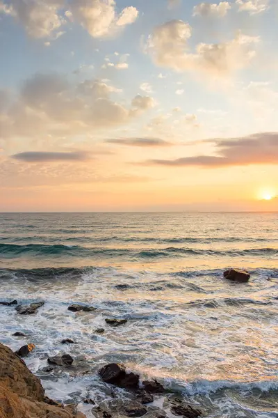 Yazın gün doğumunda deniz sahili manzarası. Gökyüzündeki güneş