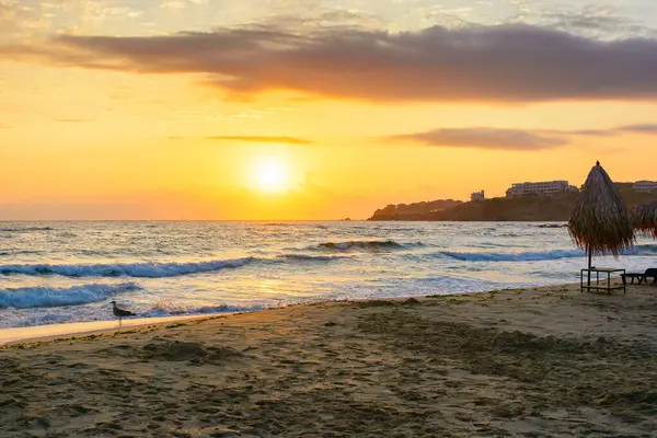 Sahilde güneşin doğuşu muhteşem bir gökyüzüyle. Karadeniz 'de yaz kaçamağı duvar kâğıdı. Tatil sezonu. Sakin su ve turuncu bulutlar. İspanya seyahat geçmişi. Güneşli tatil deniz manzarası. Güneş ufukta görünüyor