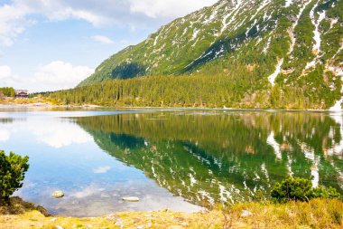 İlkbaharda gölü olan alp manzarası. Dağlarda gezmek için güzel Polonya doğası. mavi gökyüzü