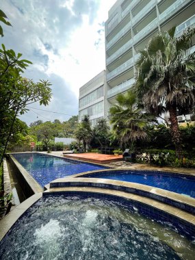 Güzel bir otel yüzme havuzunda tatil.