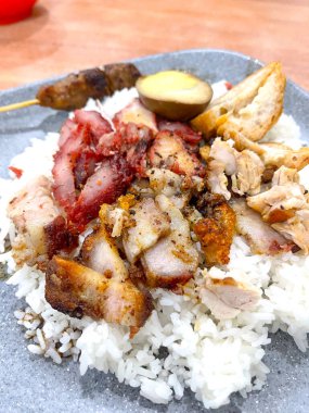 Domuz eti ve sebzeli kızarmış pirinç.