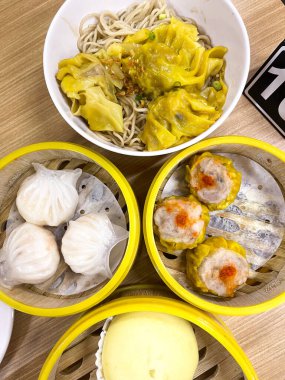 Lokanta ortamında leziz bir gamzeli ve erişte karışımı.