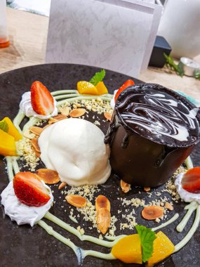 çikolata lav kek dondurma ve meyve