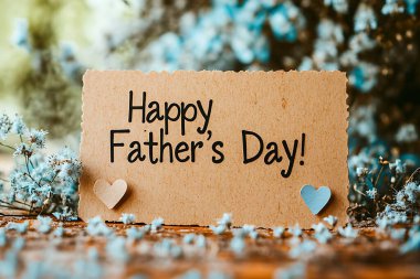 Mutlu Babalar Günü 'nü kutlayan duygusal bir mesaj. Kaba bronzlaşmış kağıt üzerinde iki kalp ve çevreleyen zarif beyaz çiçekler sevgiyi gösteriyor..