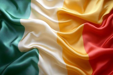 Yukarıdan aşağıya doğru çekilen, parıldayan ipek kumaş, Fildişi Sahili 'nin bayrağını zarif dalgalarla taklit ederek canlı, zarif bir ulusal renk ve doku gösterisi yaratıyor..