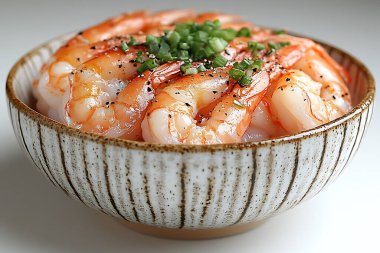 Kapalı kapılar ardında güzel pişirilmiş, baharatlı karidesler bir kâseye tıkıştırılır. Mutfak becerilerini ve sağlıklı beslenmeyi ön plana çıkaran taze ve lezzetli bir mutfak deneyimi sunulur..