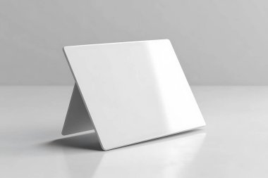 Temiz, minimalist stüdyo çekimlerinde yuvarlak kenarlı, boş, beyaz bir masa çadırı kartıyla fotokopi alanı oluşturulur. Arkaplan yumuşak, odaklanmak için dağınık gri.