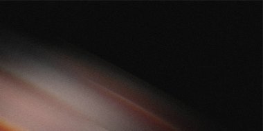 Pürüzsüz, modern soyut bir arka plan. Karanlık, neredeyse siyah bir renge sahip. Işığın çizgileriyle hafifçe aydınlatılmış. İnternet sitesi başlıkları, sunumlar ya da sofistike, minimalist estetik gerektiren her tasarım için idealdir. Yumuşak, bulanık dokusu