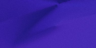 İnce ışık ve gölge eğimleriyle desenli mor bir arkaplan. Yüzey yumuşak ve hafif kumlu görünüyor, soyut ve zarif bir görsel etki yaratıyor..