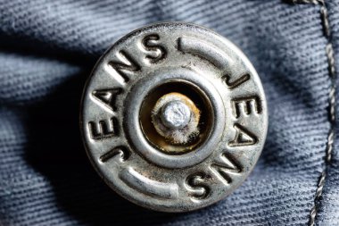 Kot pantolonun metalik düğmesi