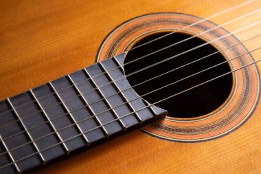 Akustik gitarın gövdesine yakın çekim