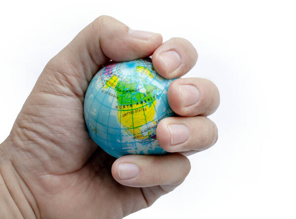 Рука держит и окутывает миниатюрный глобус, с учетом Соединенных Штатов, Канады и Мексики.