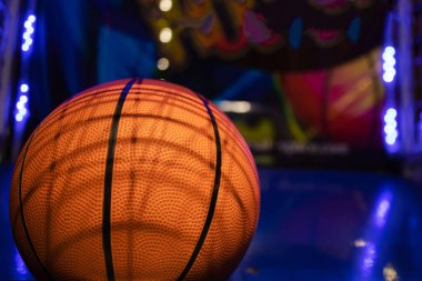 Geceleri renkli atmosfer ışıklarıyla basketbol topu.