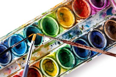 Kullanılan suluboya ve fırça setlerinin üst görünümü, sanat konsepti