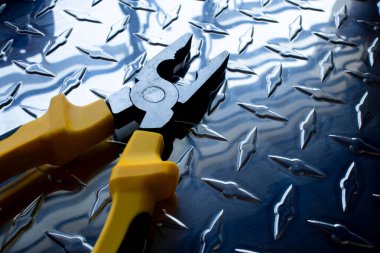 Alüminyum kontrol plakasına evrensel pense yakın çekim. Kopyalama alanı ile