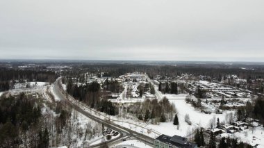 Kışın şehrin insansız hava aracı görüntüsü.