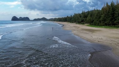 Banda Aceh 'te yemyeşil yemyeşil bir sahil manzarası.