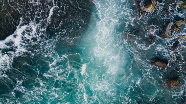 Engebeli Rocky Sahili 'ne çarpan Okyanus Dalgalarının Çarpıcı Hava Manzarası