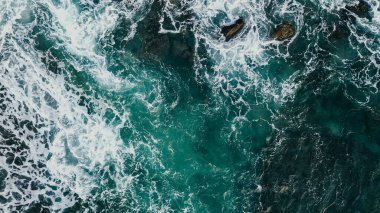 Engebeli Rocky Sahili 'ne çarpan Okyanus Dalgalarının Çarpıcı Hava Manzarası