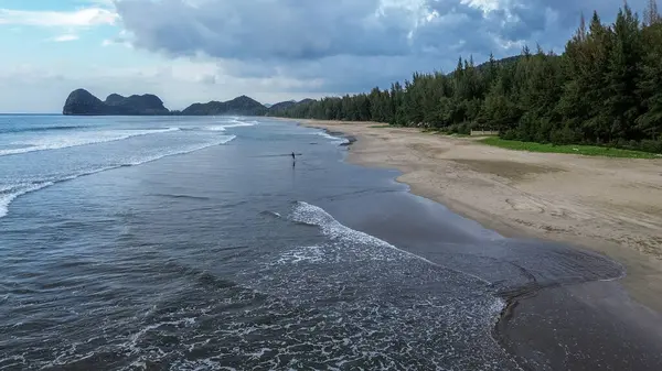 Banda Aceh 'te yemyeşil yemyeşil bir sahil manzarası.