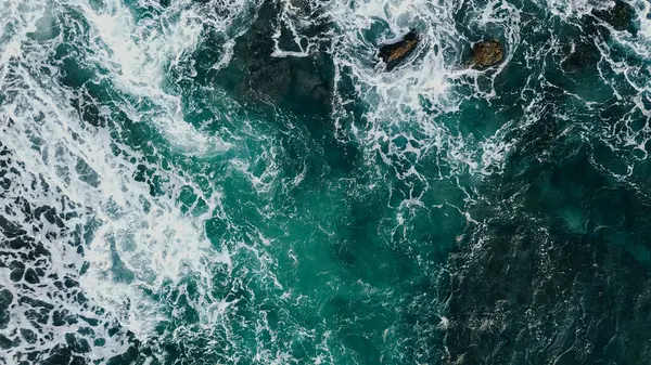 Engebeli Rocky Sahili 'ne çarpan Okyanus Dalgalarının Çarpıcı Hava Manzarası