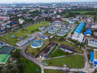 Medan, Endonezya 'daki bir su arıtma tesisinin havadan görüntüsü