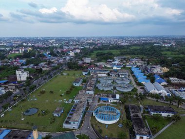 Medan, Endonezya 'daki bir su arıtma tesisinin havadan görüntüsü