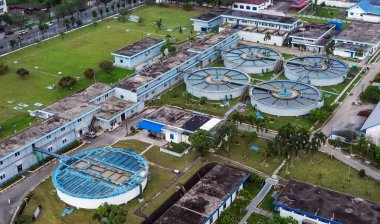 Medan, Endonezya 'daki bir su arıtma tesisinin havadan görüntüsü