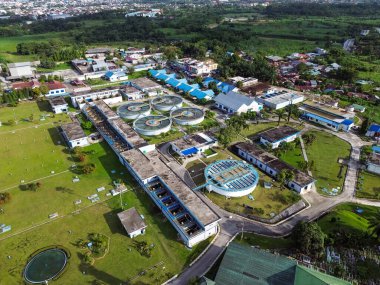Medan, Endonezya 'daki bir su arıtma tesisinin havadan görüntüsü