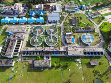 Medan, Endonezya 'daki bir su arıtma tesisinin havadan görüntüsü