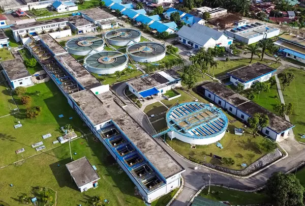 Medan, Endonezya 'daki bir su arıtma tesisinin havadan görüntüsü