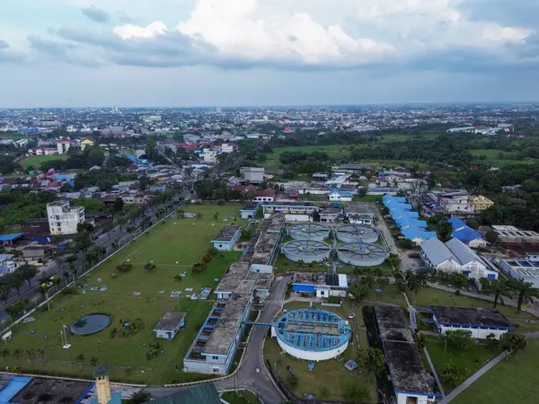Medan, Endonezya 'daki bir su arıtma tesisinin havadan görüntüsü