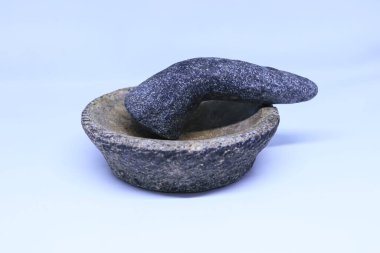 Taş havan ve tokmak geleneksel acı biber sosu yapımında kullanılır.