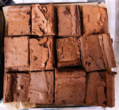 Yukarıdan alınmış dilimlenmiş çikolatalı kek tabağı.