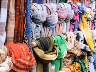 Bir marketin rafında çok renkli eşarplar
