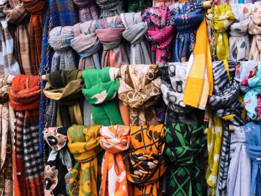 Bir marketin rafında çok renkli eşarplar