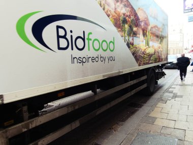 Cambridge, Cambridgeshire / Birleşik Krallık - 20 Mart 2025: Bidfood kamyonu - bir sokak kamyonunun yanından yakalandı