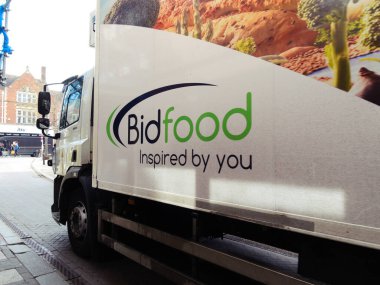 Cambridge, Cambridgeshire / Birleşik Krallık - 20 Mart 2025: Bidfood kamyonu - bir sokak kamyonunun yanından yakalandı