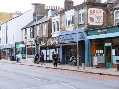 Cambridge, Cambridgeshire / Birleşik Krallık - 13 Mart 2025: Gündüz trafiği ve insanlarla dolu Hills Yolu