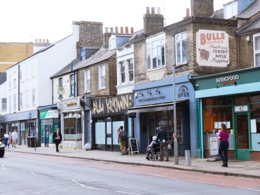 Cambridge, Cambridgeshire / Birleşik Krallık - 13 Mart 2025: Gündüz trafiği ve insanlarla dolu Hills Yolu